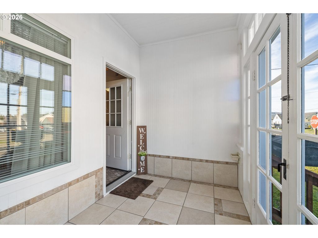 1403 5TH St, Tillamook, OR 97141