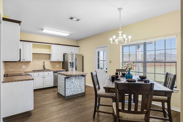 6030 Suncrest Drive, Athens, TX 75752