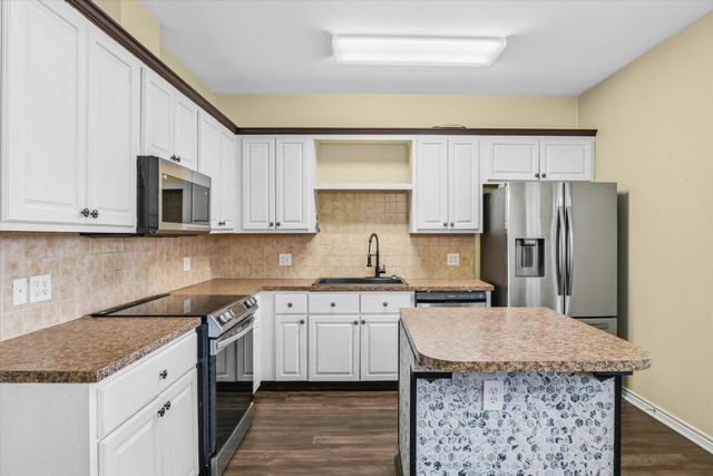 6030 Suncrest Drive, Athens, TX 75752