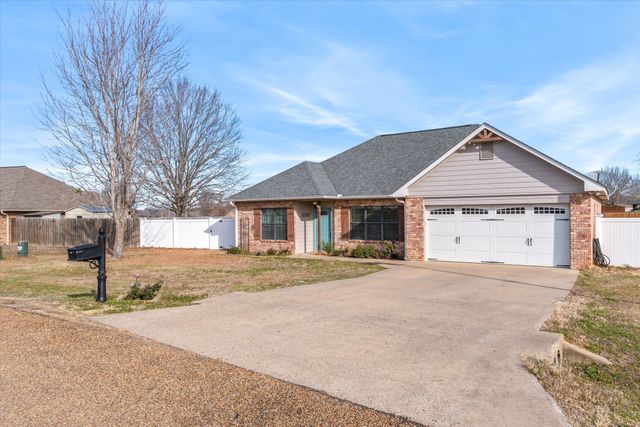 6030 Suncrest Drive, Athens, TX 75752