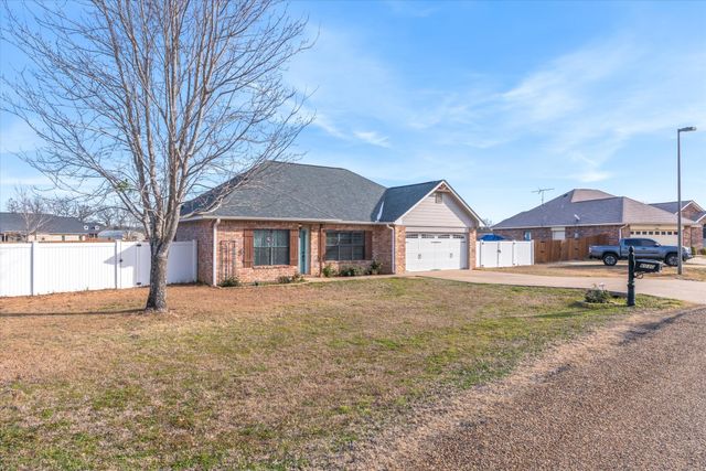 6030 Suncrest Drive, Athens, TX 75752
