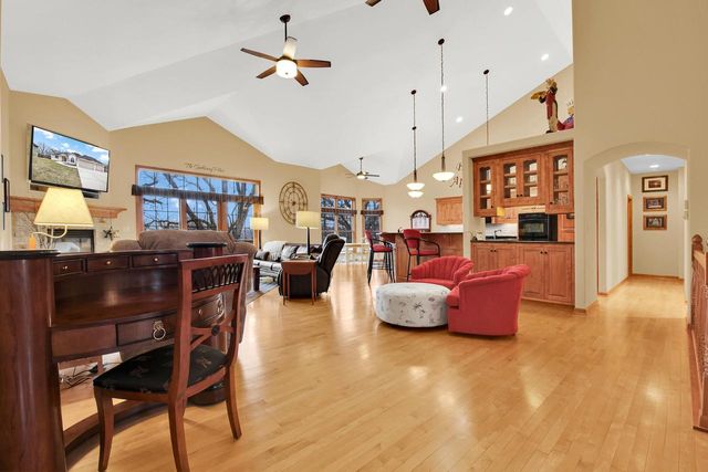 315 Prairie Song DRIVE, Waukesha, WI 53188