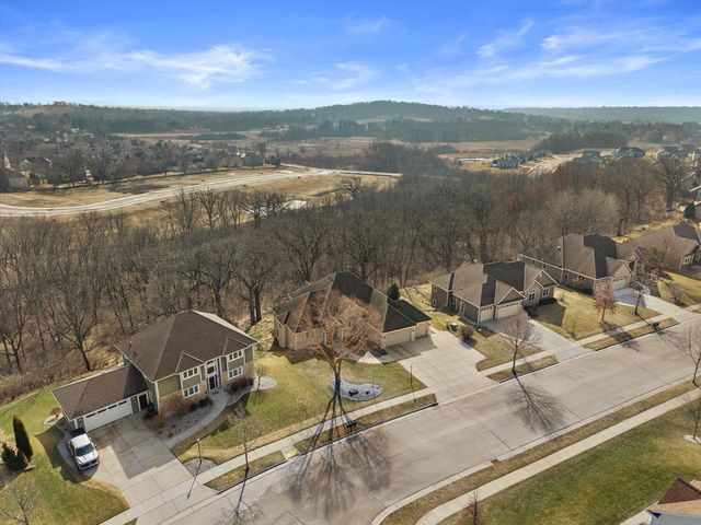 315 Prairie Song DRIVE, Waukesha, WI 53188