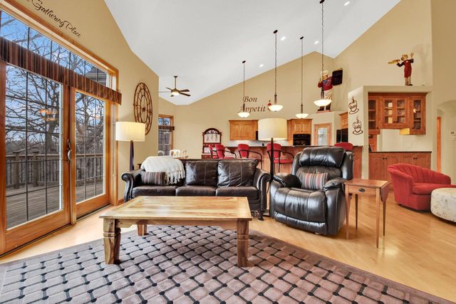 315 Prairie Song DRIVE, Waukesha, WI 53188