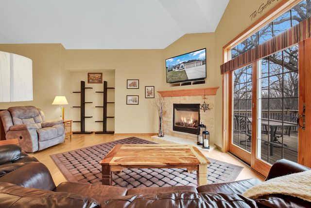 315 Prairie Song DRIVE, Waukesha, WI 53188