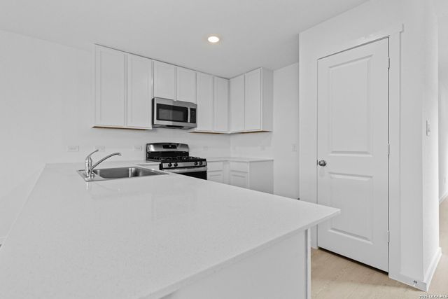 12811 Kathleen St, St Hedwig, TX 78152
