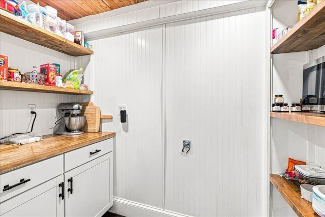 125 High St, Whitman, MA 02382