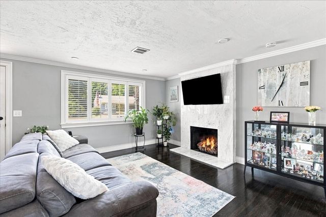 125 High St, Whitman, MA 02382