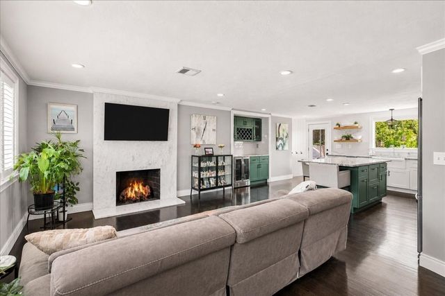 125 High St, Whitman, MA 02382