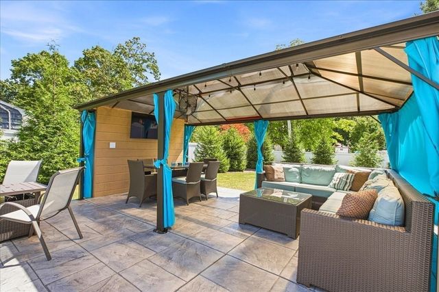 125 High St, Whitman, MA 02382