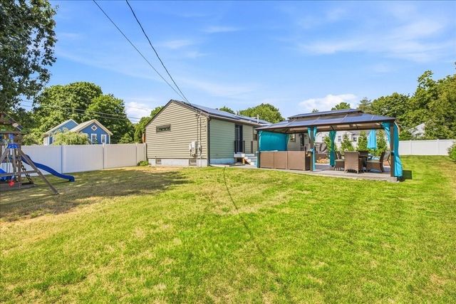 125 High St, Whitman, MA 02382