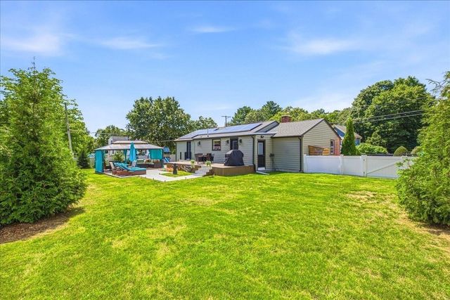 125 High St, Whitman, MA 02382
