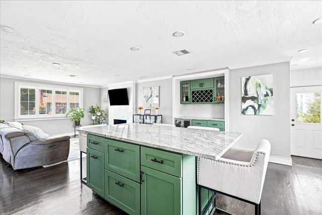 125 High St, Whitman, MA 02382