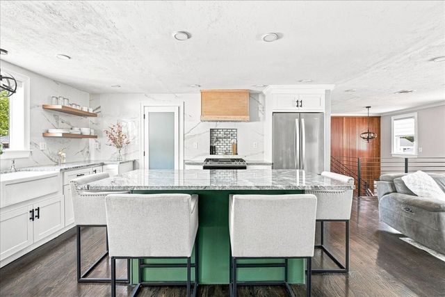 125 High St, Whitman, MA 02382