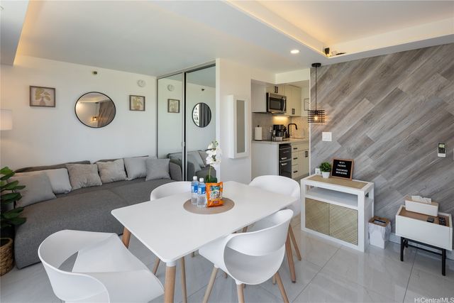 2427 Kuhio Avenue 1005, Honolulu, HI 96815