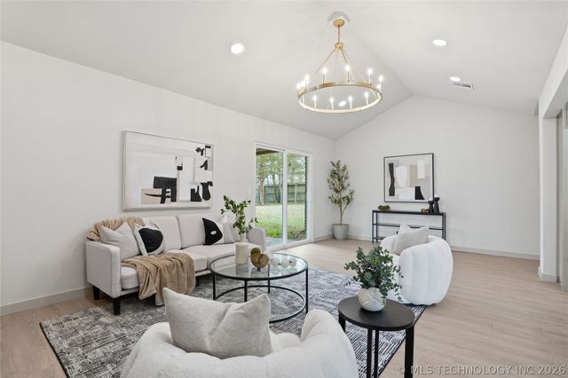 1122 S Division Street, Sapulpa, OK 74066