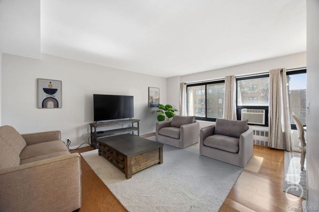 33-43 14th Street 10A, Astoria, NY 11106