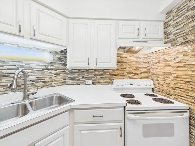 9514 W LAWRENCE Avenue 2406, Schiller Park, IL 60176