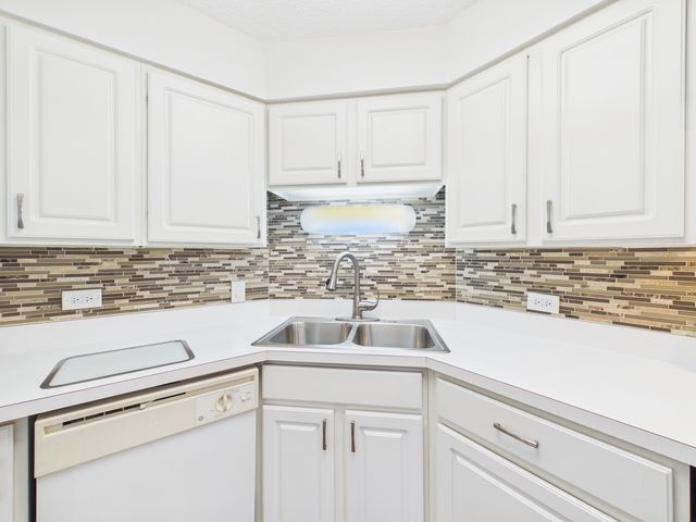 9514 W LAWRENCE Avenue 2406, Schiller Park, IL 60176