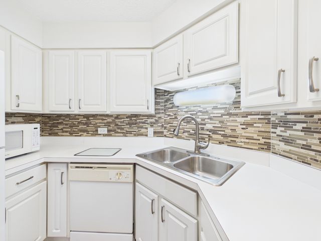 9514 W LAWRENCE Avenue 2406, Schiller Park, IL 60176