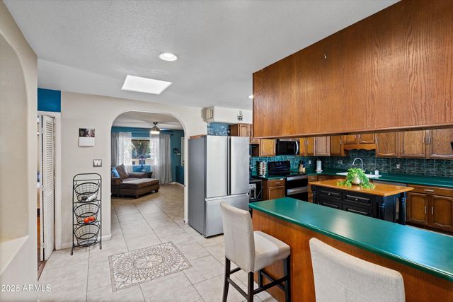 2214 W KEIM Drive, Phoenix, AZ 85015