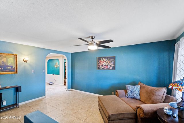 2214 W KEIM Drive, Phoenix, AZ 85015