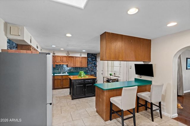 2214 W KEIM Drive, Phoenix, AZ 85015