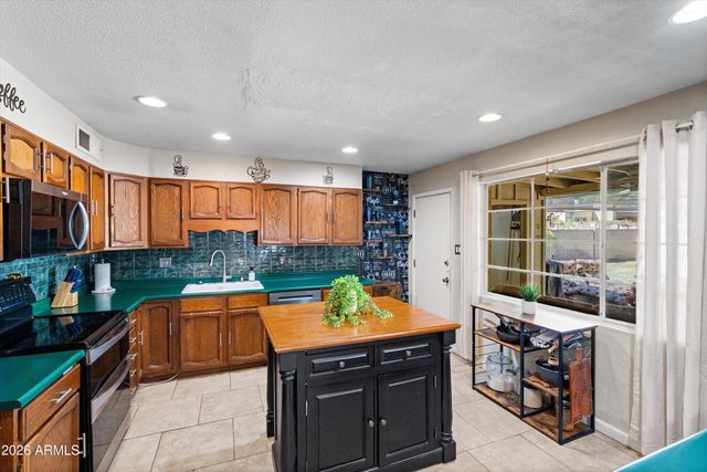 2214 W KEIM Drive, Phoenix, AZ 85015