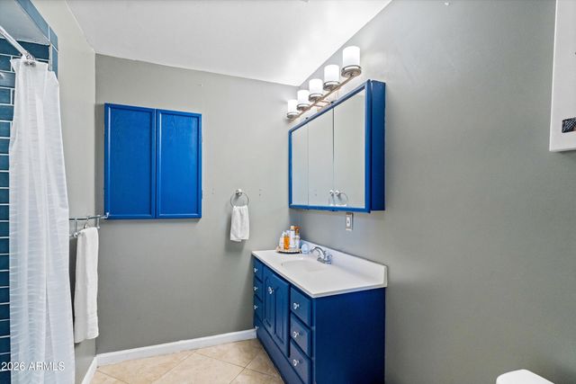 2214 W KEIM Drive, Phoenix, AZ 85015