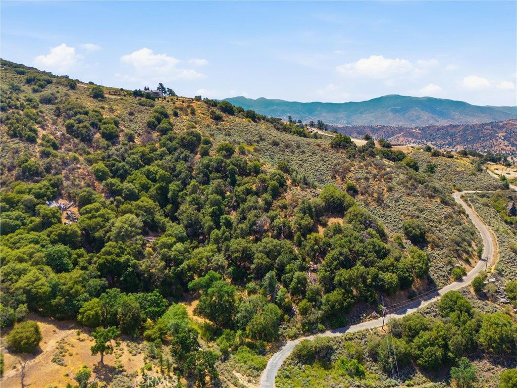 Image 3 of property listing at 25200 Campground, Tehachapi, CA 93561