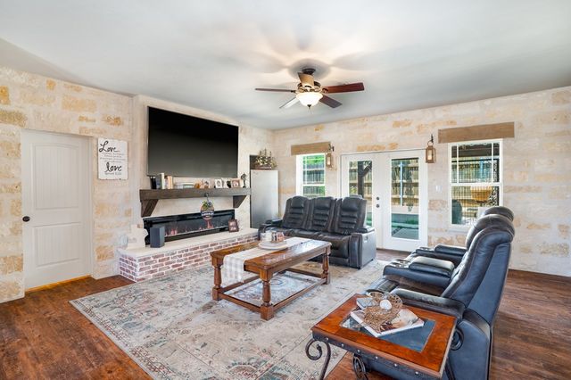 116 Jasper Ln, Kerrville, TX 78028