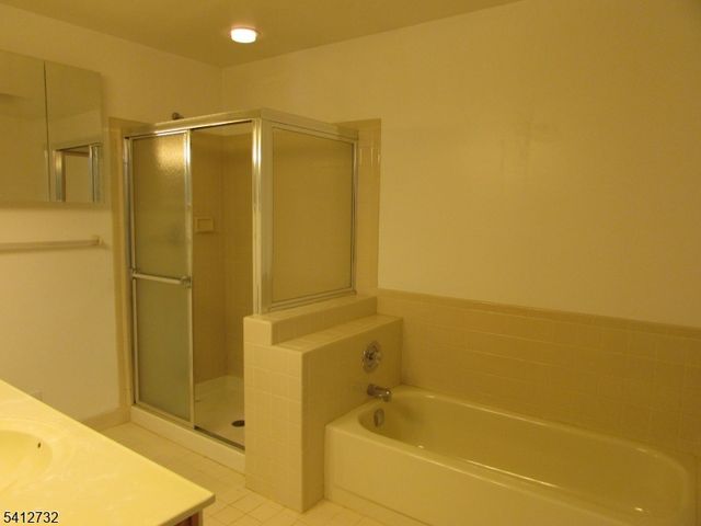 5 Weatherhill Rd, Hamburg Boro, NJ 07419