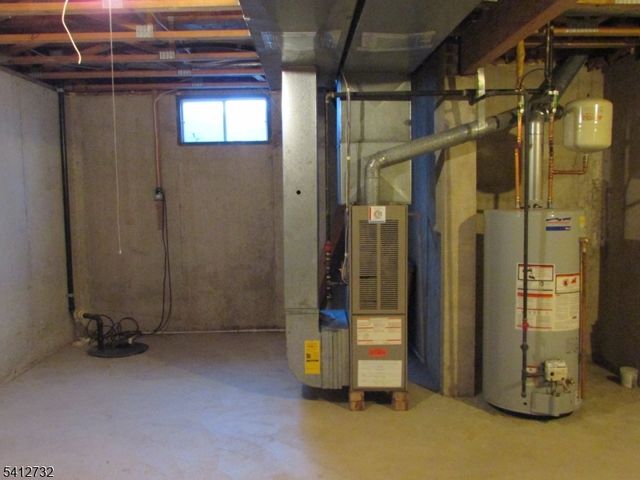 5 Weatherhill Rd, Hamburg Boro, NJ 07419