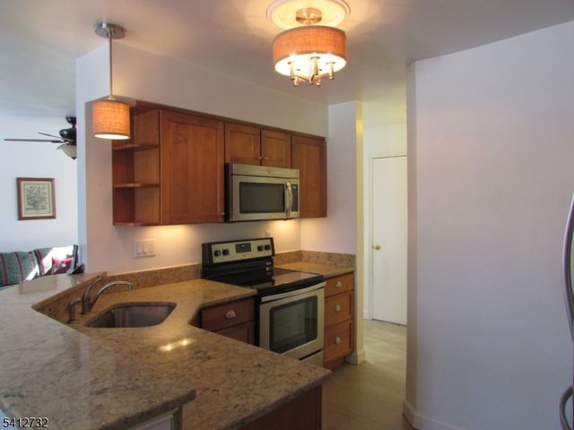 5 Weatherhill Rd, Hamburg Boro, NJ 07419