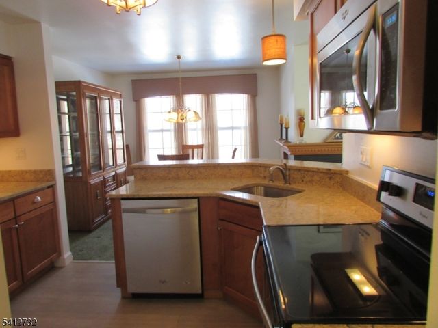 5 Weatherhill Rd, Hamburg Boro, NJ 07419