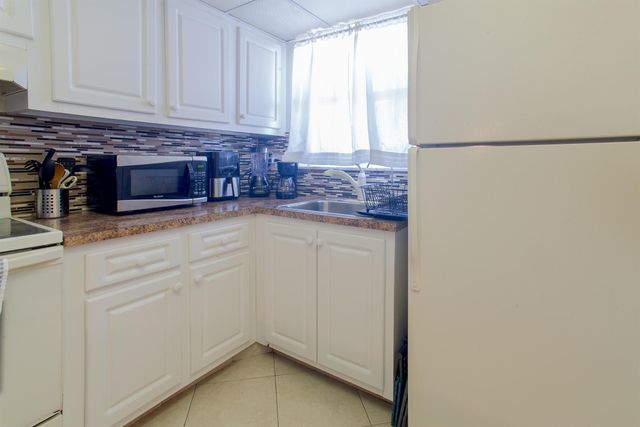 3091 E Sun Sunrise Lakes Drive E 207, Sunrise, FL 33322