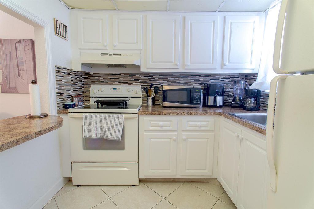 3091 E Sun Sunrise Lakes Drive E 207, Sunrise, FL 33322