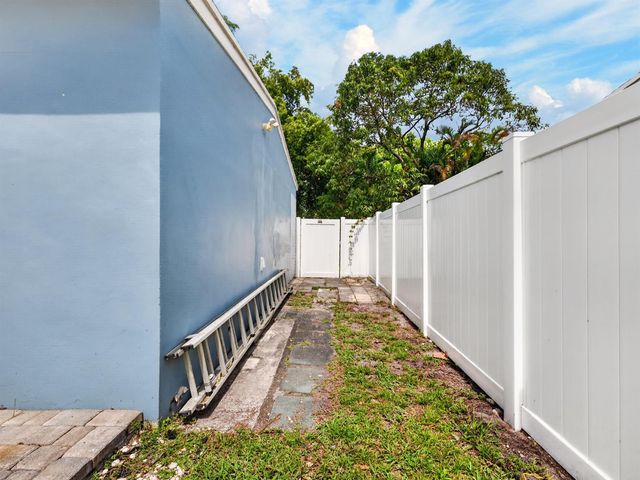 128 SW 22nd Terrace, Fort Lauderdale, FL 33312