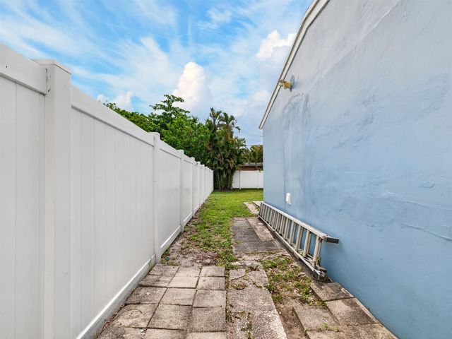 128 SW 22nd Terrace, Fort Lauderdale, FL 33312