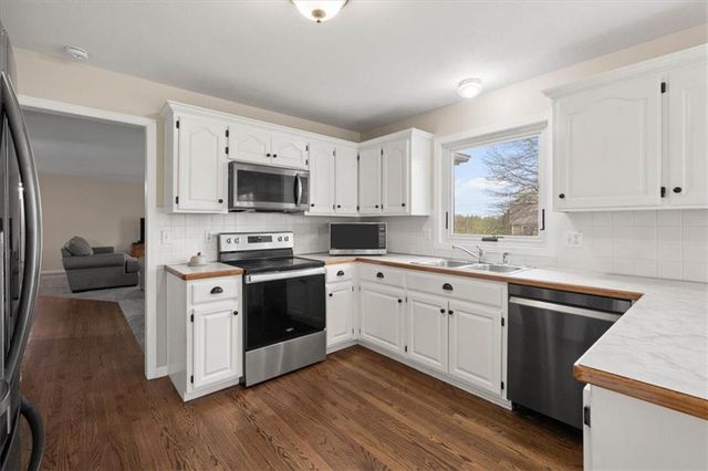 607 Horseshoe Drive, Pleasant Hill, MO 64080