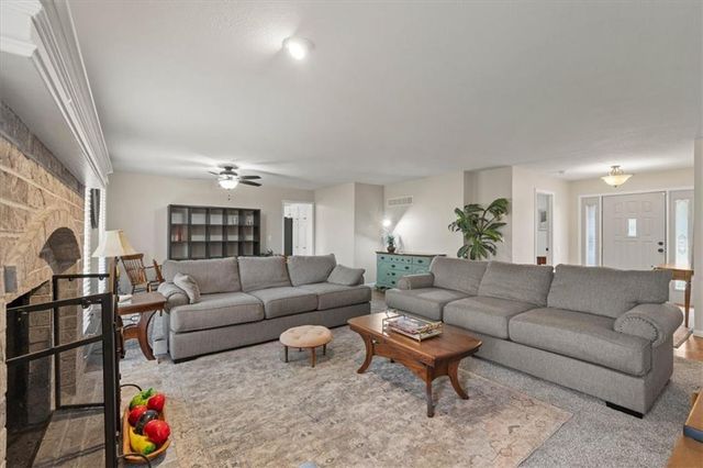 607 Horseshoe Drive, Pleasant Hill, MO 64080