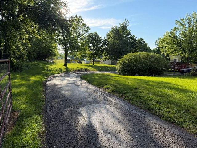 702 N Sunnynook School Road, Buckner, MO 64016