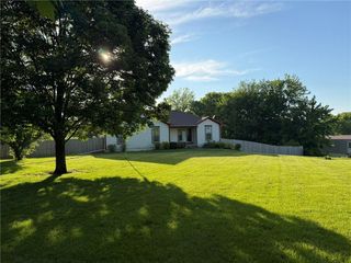 702 N Sunnynook School Road, Buckner, MO 64016