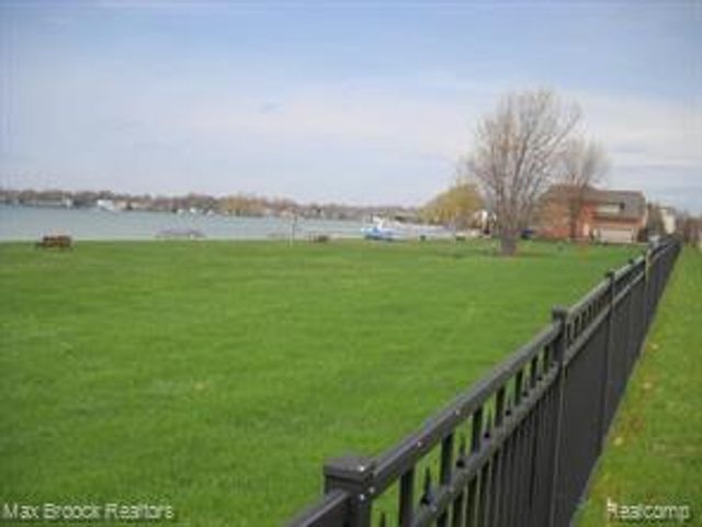 1673 Cass Lake Road, Keego Harbor, MI 48320