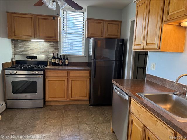 1673 Cass Lake Road, Keego Harbor, MI 48320