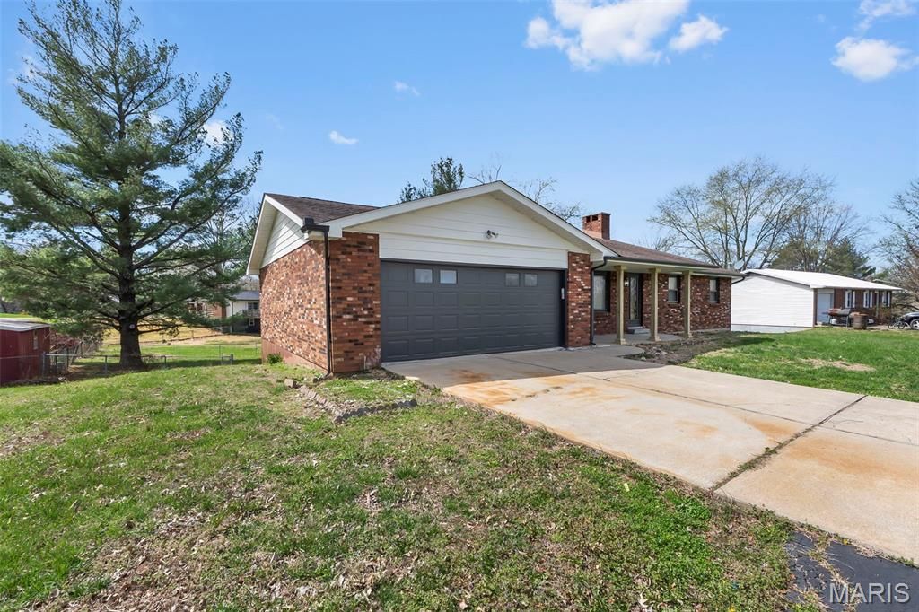 Image 3 of property listing at 5569 State Highway 72, Jackson, MO 63755