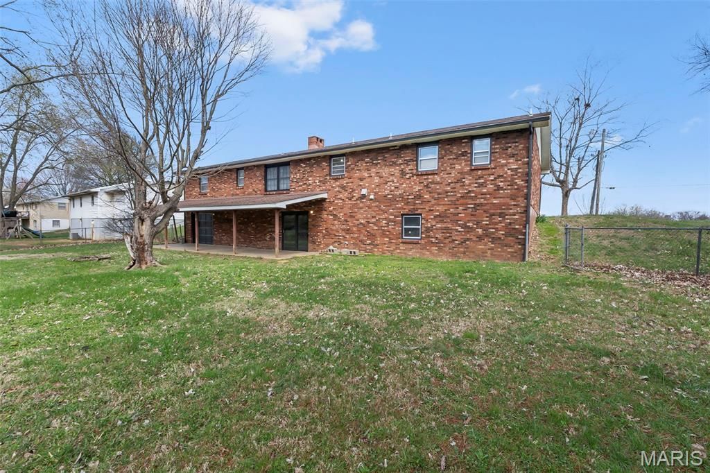Image 5 of property listing at 5569 State Highway 72, Jackson, MO 63755