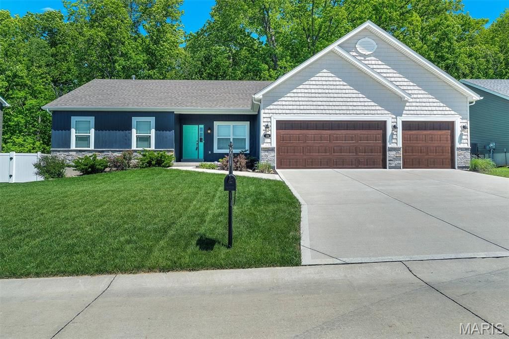584 Lakewood Drive, Moscow Mills, MO 63362