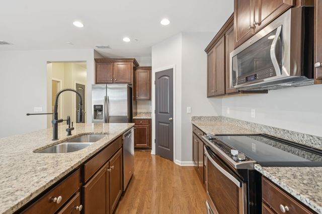 1001 Livingstone Ln, Mount Juliet, TN 37122