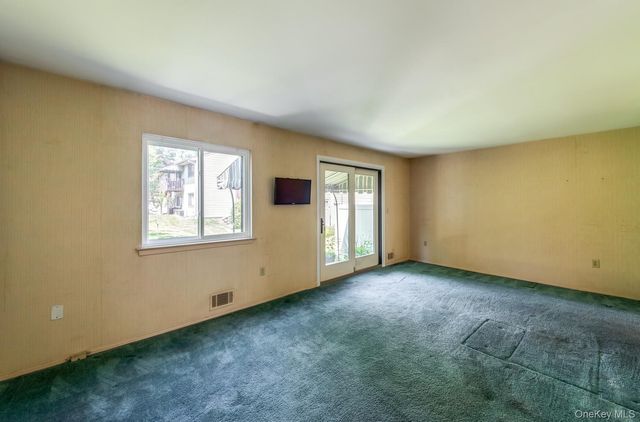 8 Knightsbridge C, Poughkeepsie, NY 12603